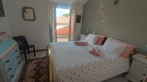 3 camere, una scrivania, ferro/asse da stiro, culla da viaggio