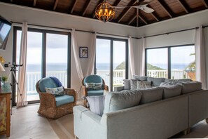 Smart-TV, bøker og stereoanlegg