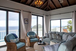 Smart-TV, bøker og stereoanlegg