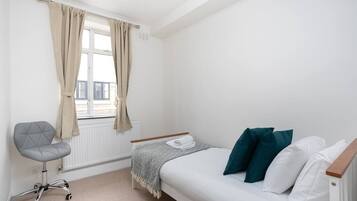 2 bedrooms, desk, iron/ironing board, WiFi