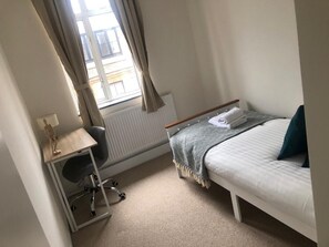 2 bedrooms, desk, iron/ironing board, WiFi - Prime location-Bright 2 bed flat in Fitzrovia (Greater London)