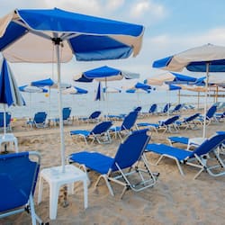 In Strandnähe, Liegestühle, Sonnenschirme