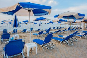 Playa en los alrededores, camastros y sombrillas 