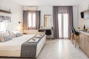 ห้องซูพีเรียสตูดิโอสวีท, เห็นวิวทะเลบางส่วน | 1 ห้องนอน, Wi-Fi ฟรี