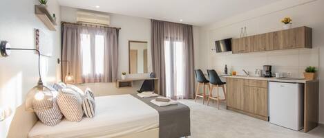 Superior Studio Suite, Partial Sea View | 1 bedroom, free WiFi