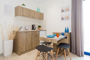 Superior appartement, gedeeltelijk uitzicht op zee | Dineren in de kamer