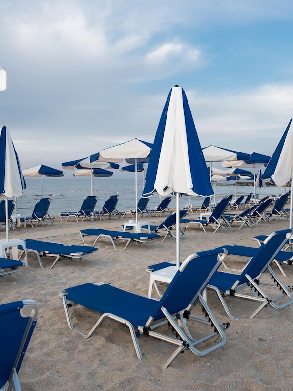 In Strandnähe, Liegestühle, Sonnenschirme