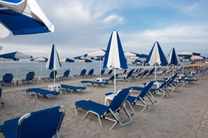 ใกล้ชายหาด, เก้าอี้อาบแดด, ร่มชายหาด