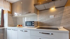 A modern kitchen with white cabinets, a microwave, and a built-in oven. - Villa Vita in Poreč  - Haus für 6-8 Personen (Kaštelir)