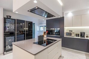 Jääkaappi, mikroaaltouuni, uuni, liesi