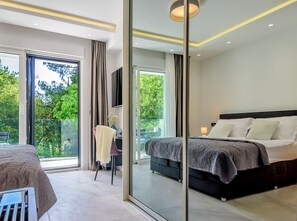 5 slaapkamers, een bureau, een strijkplank/strijkijzer, wifi