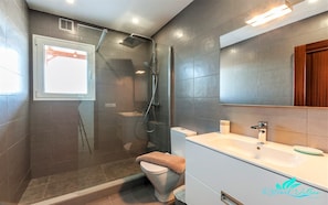 Vila, várias camas | Banheiro | Chuveiro, secador de cabelo, toalhas de banho 