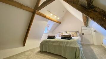 4 bedrooms, desk, iron/ironing board, travel cot