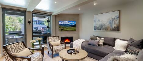 Smart-TV, stereoanlegg og kontorer