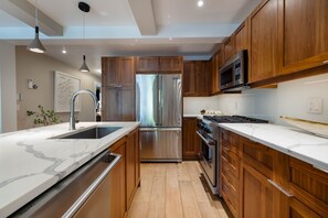 Een koelkast, een microgolfoven, een oven, een kookplaat