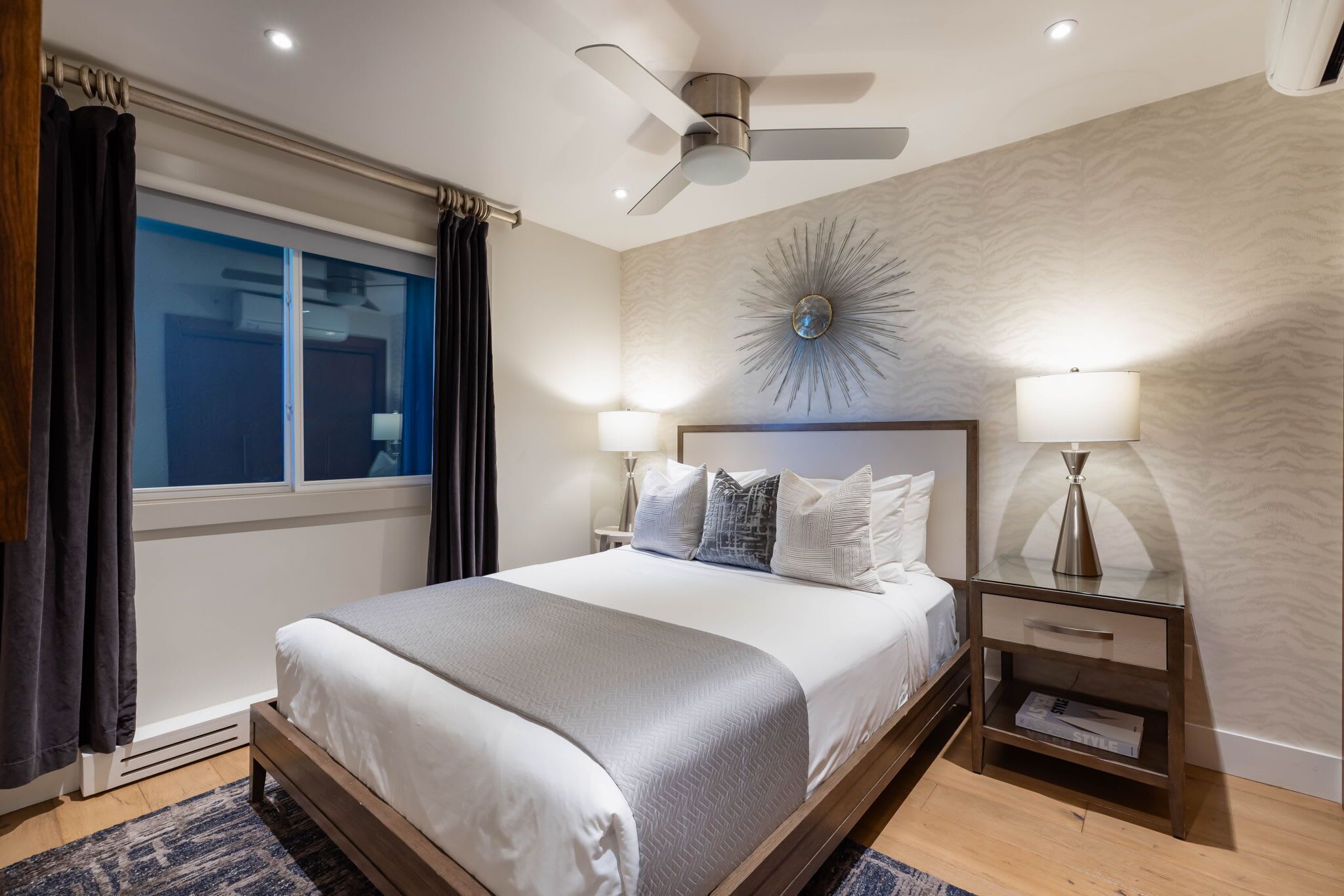 2 chambres, coffres-forts dans les chambres, fer et planche à repasser