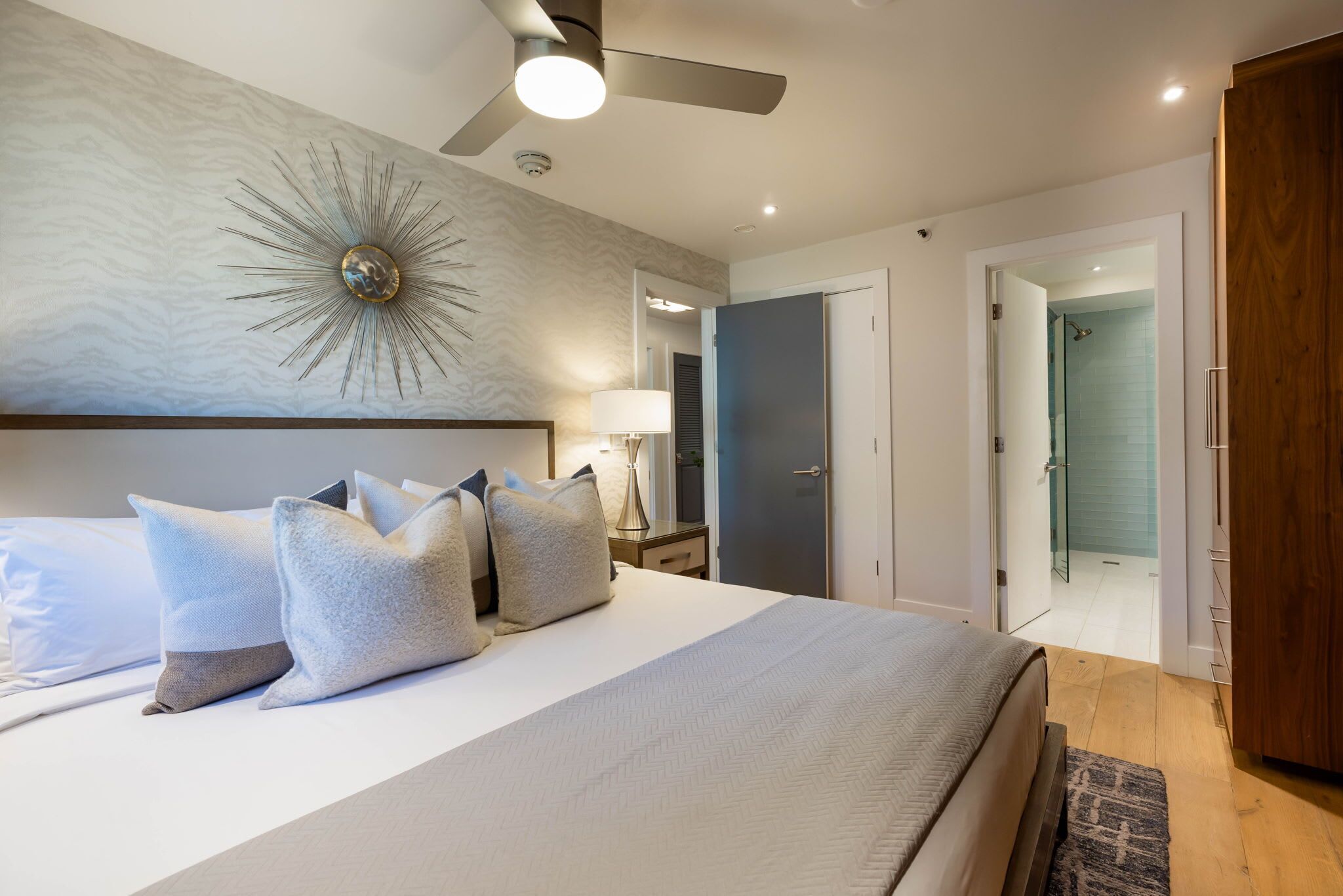 2 dormitorios, caja fuerte, tabla de planchar con plancha