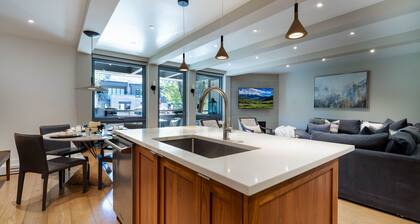 Luxurious 2-Bed 2-bath with Breathtaking Views & A/C!