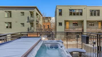 Bañera de hidromasaje al aire libre