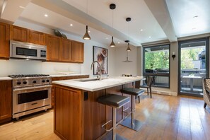 Réfrigérateur, four à micro-ondes, un four, surface de cuisson