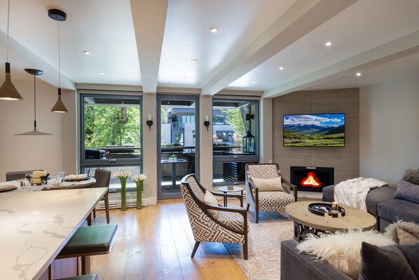Smart TV, stereo, offices - Luxurious 2BR 2BA with Breathtaking Views & A/C! (Aspen)
