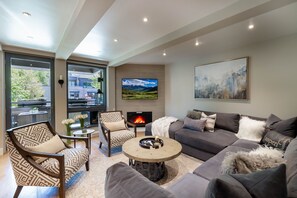 Smart TV, stereo, offices - Luxurious 2BR 2BA with Breathtaking Views & A/C! (Aspen)