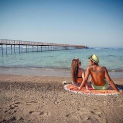 Praia particular, guarda-sóis, toalhas de praia
