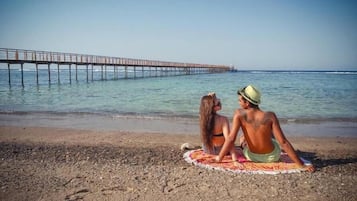 Playa privada, sombrillas, toallas de playa, vóleibol de playa