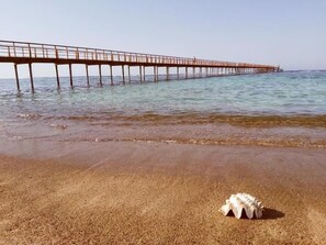 Private beach, beach umbrellas, beach towels, beach volleyball - Lazuli Hotel Marsa Alam (El Quseir)
