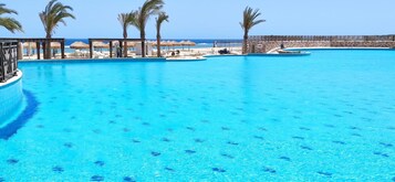 5 piscinas al aire libre (de 09:00 a 18:00), sombrillas, tumbonas
