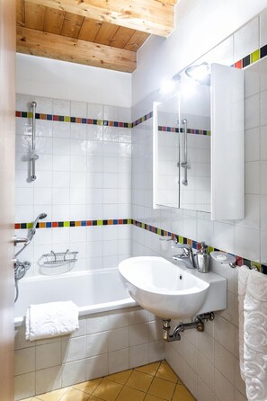 A bathroom with a white sink, a bathtub, a shower, and a mirror. - Starfish 4         . (Venezia)