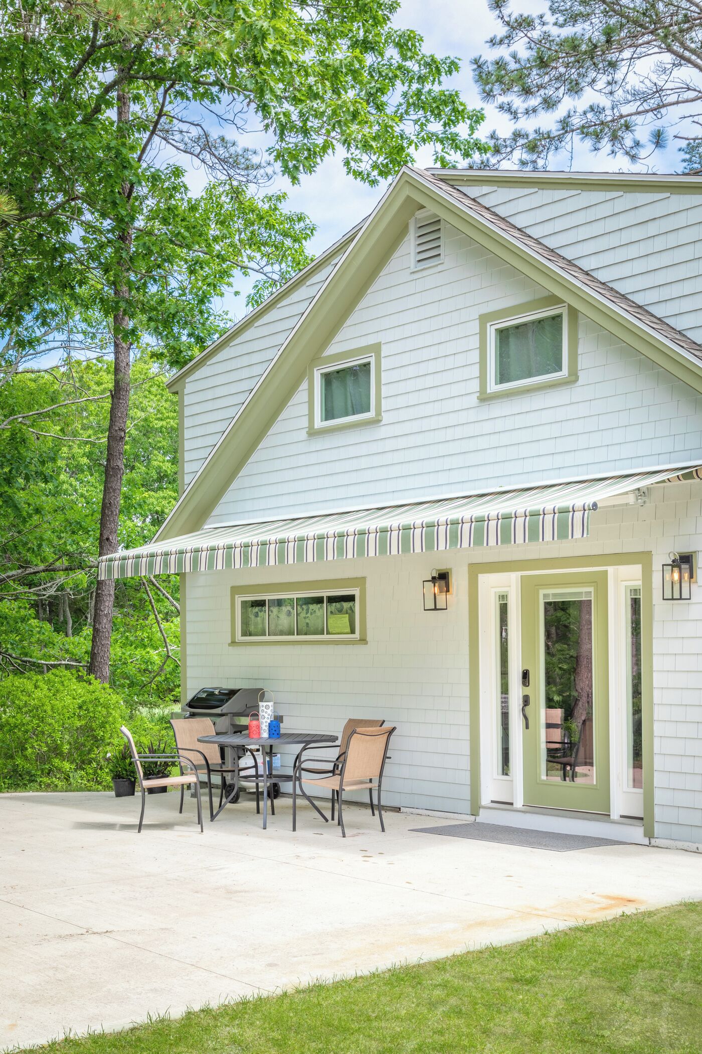 RECENTLY REMODELED. Close to the beach. 4 Bedroom and sleeps 10.