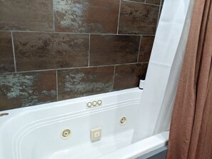 Bathtub - Loblolly Pines CenterPoint Camp House with Hot Tub (Eureka Springs)