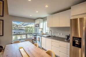 Fridge, microwave, oven, stovetop - NEWLY REMODELED 3BD ROOFTOP RESIDENCE IN LIONSHEAD VAIL WITH A/C (Vail)