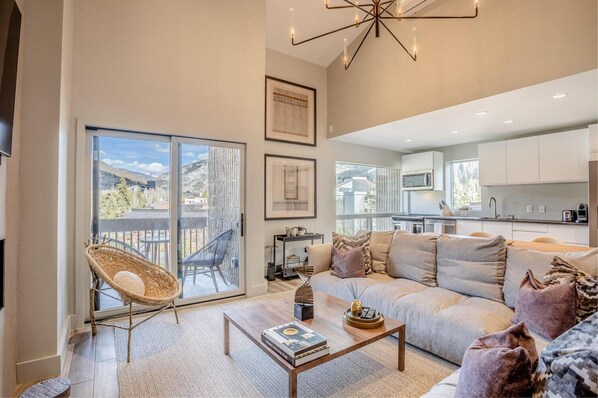 TV, fireplace - NEWLY REMODELED 3BD ROOFTOP RESIDENCE IN LIONSHEAD VAIL WITH A/C (Vail)