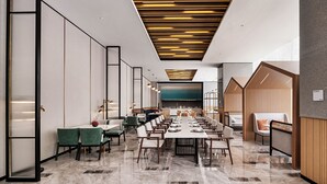 A spacious conference room with a long table, chairs, and a modern ceiling design. - Hilton Garden Inn Hefei Binhu New District (Hefei)