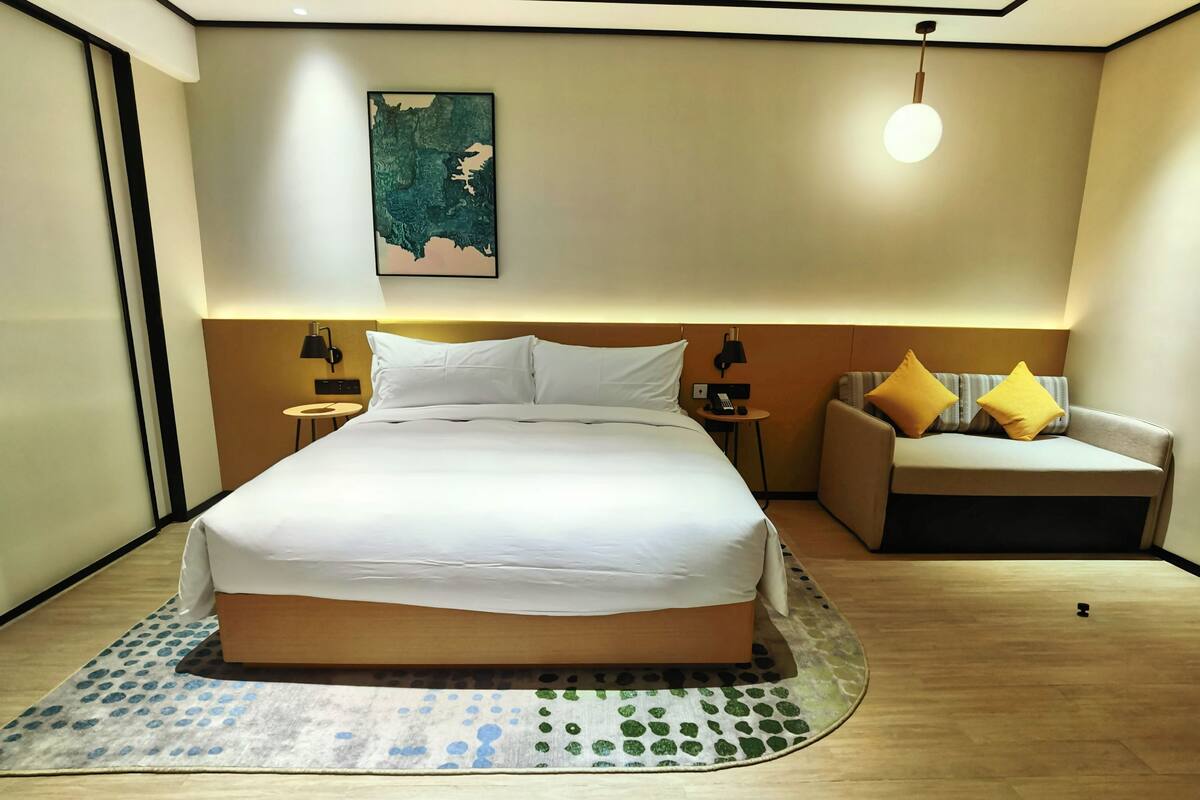 Habitació, 1 llit de matrimoni gran, accessible | Sala d'estar | Televisor LCD de 55 polzades amb canals per cable i televisor 