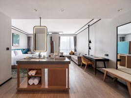 Deluxe Room, 1 King Bed