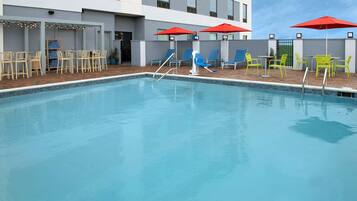 Utomhuspool och solstolar