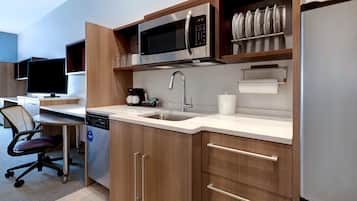 Refrigerador con congelador, microondas y lavavajillas