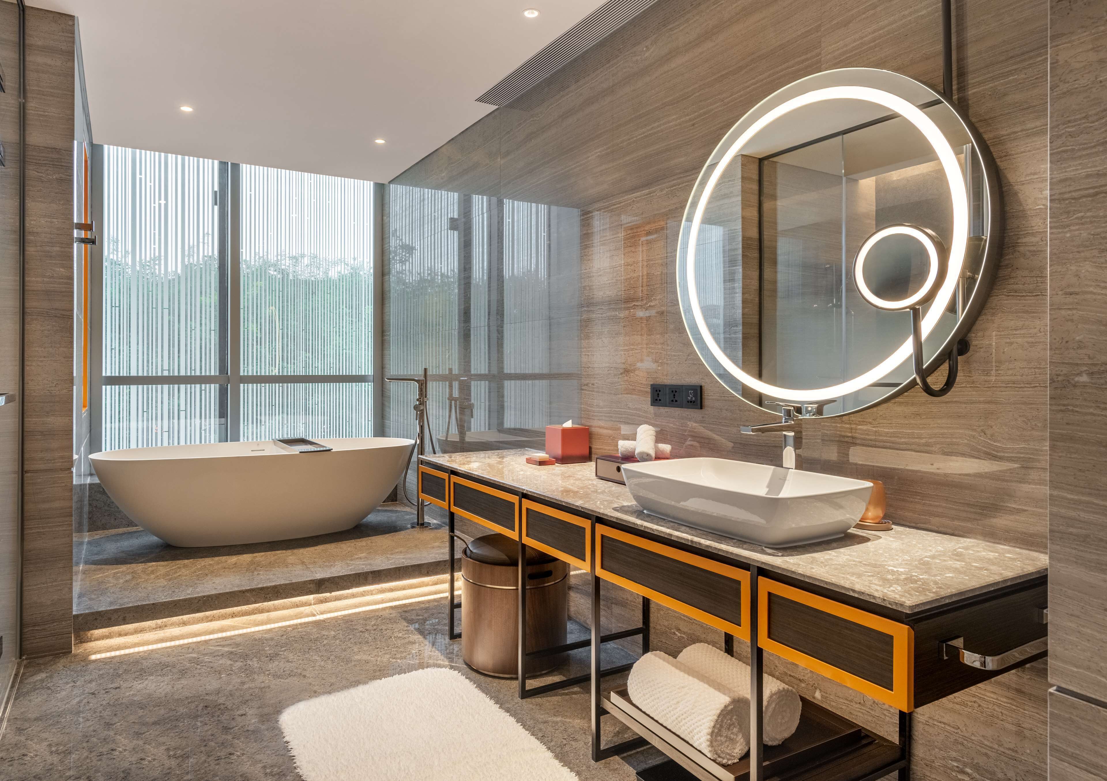 Chambre Premium, 1 très grand lit (Chic) | Salle de bain | Baignoire et douche séparées, douche à « effet pluie »