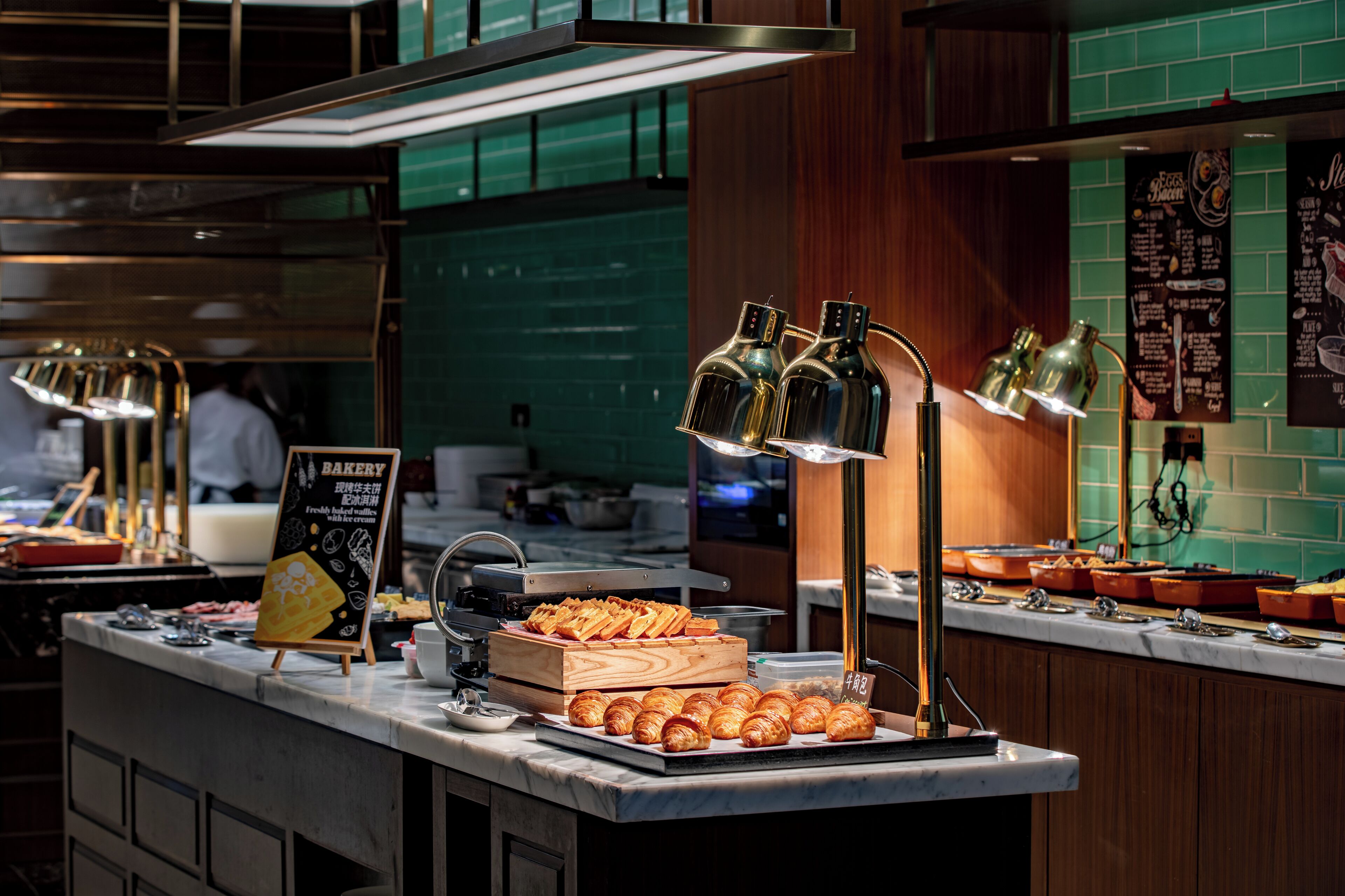 Daily cooked-to-order breakfast (CNY 158 per person)