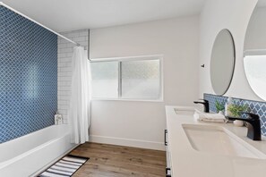 Bathtub, hair dryer, shampoo - Spacious, pet-friendly home near downtown Spokane—sleeps 14. (Spokane)