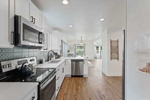 Kühlschrank, Mikrowelle, Ofen, Herdplatte