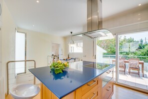 Kühlschrank, Mikrowelle, Ofen, Geschirrspüler