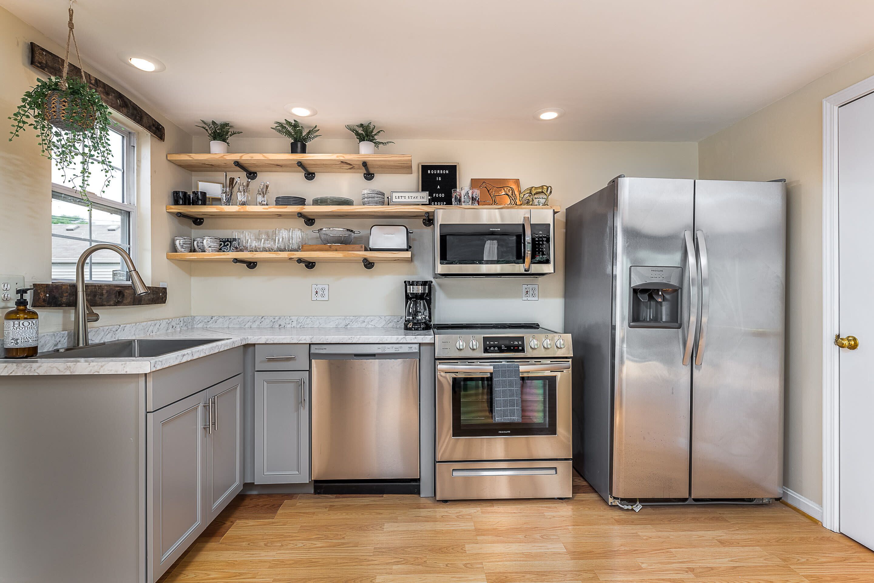 Spacious BRIGHT Apt atop premier Restaurant! YUM!