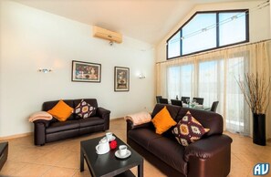 Villa, Meerdere bedden | Woonkamer | Een 30-inch televisie met digitale zenders