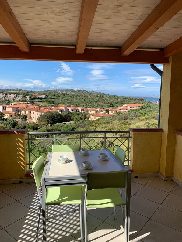 Outdoor dining - Appartamento Porto Pozzo (Porto Pozzo, Santa Teresa di Gallura, SS)