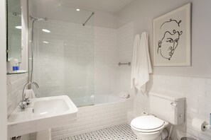 Badewanne, Haartrockner, Handtücher