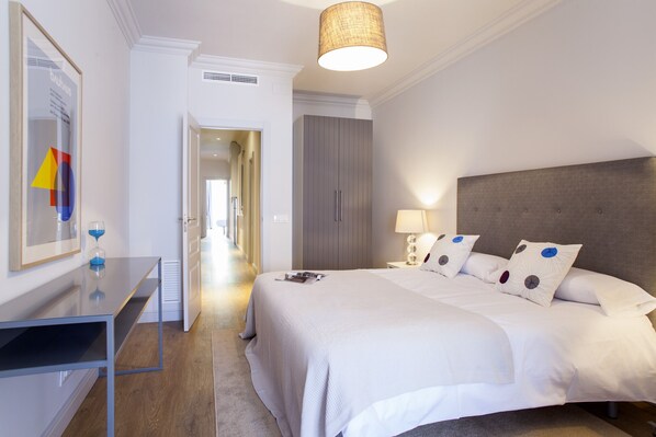 4 bedrooms, iron/ironing board, free WiFi, bed sheets